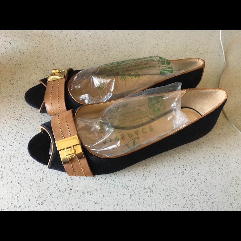 Peep toe flat